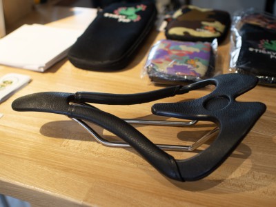 特徴的な形状のインフィニティシート。 27,800円(8%税込)