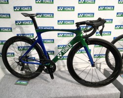 YONEX AEROFLIGHT(エアロフライト)ブルー×グリーンカラー。定価756,000円(税込)<br />専用シートポスト(オフセット0 or 20mm洗濯)・ヘッドパーツ付属。