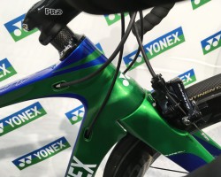 風洞実験を繰り返して空力上最適な形状を見つけ出したヘッドチューブ部分。