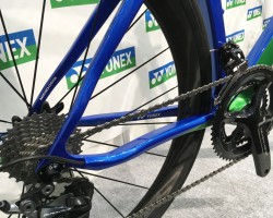 適度なしなりを確保するために、CARBONEXから受け継いだOPS形状のチェーンステー。