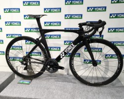 YONEX AEROFLIGHT(エアロフライト)グラファイトカラー。定価756,000円(税込)<br />専用シートポスト(オフセット0 or 20mm洗濯)・ヘッドパーツ付属。