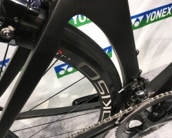 フィン状に成型されたシートチューブ。タイヤクリアランスは28mm幅まで対応しています。