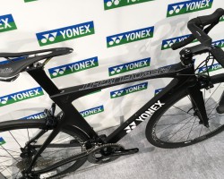 トップチューブには「AEROFLIGHT」のロゴが入ります。全てのサイズでホリゾンタル形状です。