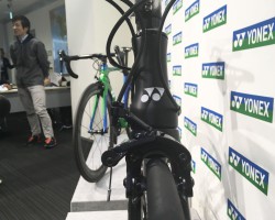 ヘッドチューブは既存のCARBONEXに比べて約20mm幅を狭めて空気抵抗を軽減。