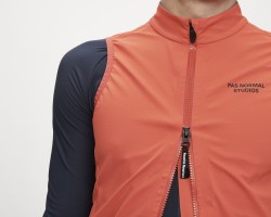 ジレはダブルジッパーで、このように下部分だけ開けることもできます。