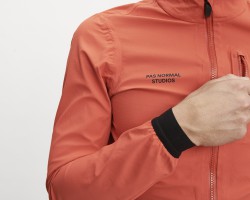 ジャケットの袖口はぴったりフィットして雨、冷気の侵入を阻止します。内側はシリコンストッパー付き。