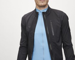 胸ポケットはジッパー付きで貴重品やすぐに取り出したいものを入れられます。