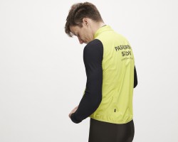 ロゴは前面、背面とも反射します。