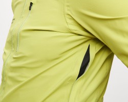 ジャケットのサイドには内部に籠った熱を逃がすための通気孔があり、ジッパーで開閉できます。