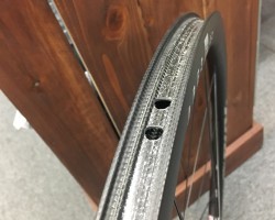 リム外幅27mm、内幅19mm、高さ32mm。別売のリムテープとバルブを用意すればチューブレス対応です。推奨タイヤ幅25~62mm