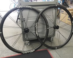 ROLFPRIMAの2019新モデルALES3LS DISC。上位モデルと全く同一の精度の高い軽量32mmハイトカーボンリム仕様で、ハブのみグレードを下げてかなりのお買い得価格になっています。