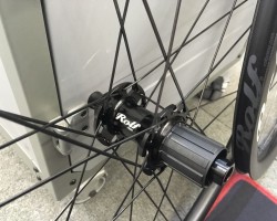 XR2.4リアハブ。24ホールでROLFPRIMA独自のペアスポーク仕様。12×142mmスルーアクスル。シマノ11S