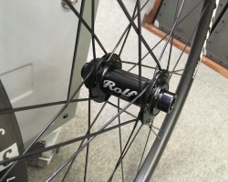 XR2.4フロントハブ。24ホールでROLFPRIMA独自のペアスポーク仕様。12mmスルーアクスル。