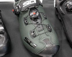 クロージャーシステムはワイヤー2と同様のテクノ3プッシュを採用。