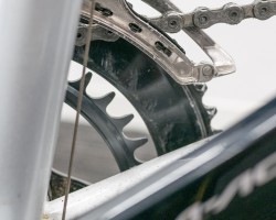 純正のチェーリングに比べれば変速のタイミングは遅くなるものの、アウターチェーリングの内側のピンが打ってある箇所ではちゃんと変速していました。