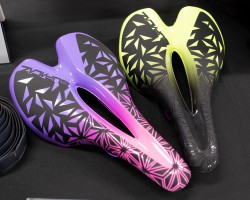 ショートノーズのSUPACAZ イグナイトサドル。税抜定価:13,700円