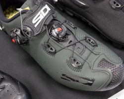 トゥ部分にはガードも装備。