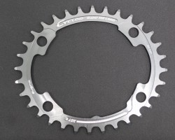 32Tと34T、カラーはダークグレイとレッドがラインナップ