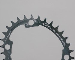 オートフォーカス機構を実現するために、歯が通常よりも長く(背が高く)、形状も均等ではない設計になっています