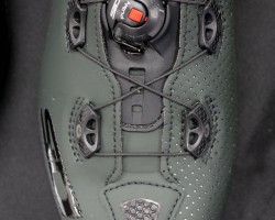 内側は穴開き加工が施され外側で異なるデザイン。