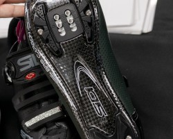 MTB用の最上位モデルのタイガーと同一のMTB SRS CARBON GROUND SOLE。