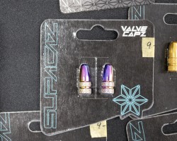 SUPACAZ バルブキャップ オイルスリック
税抜定価:800円