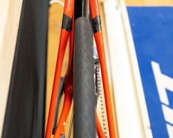 28C幅のタイヤまで装着可能なクリアランス