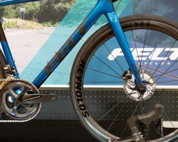 Di2仕様のクランクはアルテグラ純正。(他グレードはPraxis)