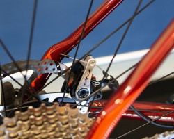 キャリパーは対向ピストンの機械式。