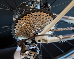 11-42Tのワイドレシオ。
リアブレーキローター径は140mm。