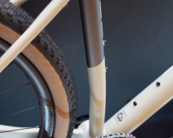 タイヤクリアランスを大きくとるために、曲げられたシートチューブ。