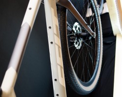 ボトルケージもダウンチューブに2か所、トップチューブに1か所装着可能。
ダウンチューブ下には取り付け穴はありません。