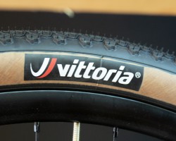 Vittoria Terreno Dry、Folding Tan、チューブレスレディ、650b x 47c