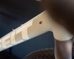 フロントディレーラーも取付できるので、ダブルクランクも使用可能。