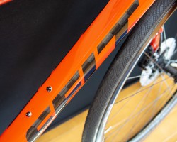 レッドのFELTロゴは光沢あり