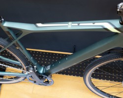 トップチューブ上にもボトルケージ台座