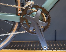 FSA Omega Adventure、46/30
リアスプロケットのロー34Tと合わせ、低いギヤ比を実現しています。