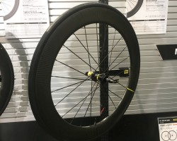 COMETE PRO CARBON<br />リム高64mmのCOMETEシリーズにもお求めやすいNon SLグレードが登場。ディスクブレーキモデルも有ります。