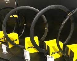 CXP PRO CARBON UST<br />COSMICカーボンホイール相当のミドルハイトカーボンリム単品です。<br />手組用カーボンリムの選択肢が増えました。ディスク用とリムブレーキ用ではハイトも幅も異なり、リムサイドの積層も変えています。<br />今秋以降発売予定