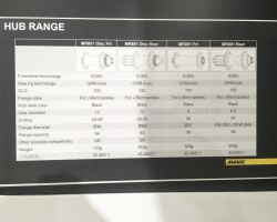 MR801ハブ<br />なんと手組用にカーボンリムだけでなくハブまで登場。リムブレーキモデルはF20H、R24Hのみ、ディスクブレーキモデルは24Hと28Hがあります。フリーボディはID360採用。