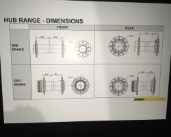 MR801ハブ<br />なんと手組用にカーボンリムだけでなくハブまで登場。リムブレーキモデルはF20H、R24Hのみ、ディスクブレーキモデルは24Hと28Hがあります。フリーボディはID360採用。