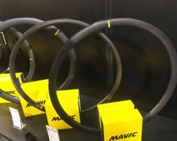 OPEN PRO CARBON UST<br />KSYRIUMカーボンホイール相当のローハイトカーボンリム単品です。<br />手組用カーボンリムの選択肢が増えました。ディスク用とリムブレーキ用ではハイトも内幅も異なり、リムサイドの積層も変えています。<br />今秋以降発売予定