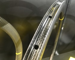 専用リムテープとバルブを使うことで手組でUSTチューブレスホイールを作ることができます。