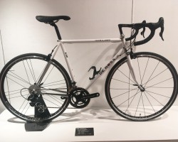 NUOVO CLASSICO(ヌーボクラシコ)<br />伝統のラグ付クロモリモデルは基本設計に変更無く、今回展示が無かったNEO PRIMATOも含めてクロモリモデルはデローザの大事な伝統として今後も変わることなく作り続けていくということでした。ロゴはしっかり新しくなってます。
