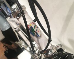 NUOVO CLASSICO(ヌーボクラシコ)<br />伝統のラグ付クロモリモデルは基本設計に変更無く、今回展示が無かったNEO PRIMATOも含めてクロモリモデルはデローザの大事な伝統として今後も変わることなく作り続けていくということでした。ロゴはしっかり新しくなってます。