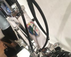 NUOVO CLASSICO(ヌーボクラシコ)<br />伝統のラグ付クロモリモデルは基本設計に変更無く、今回展示が無かったNEO PRIMATOも含めてクロモリモデルはデローザの大事な伝統として今後も変わることなく作り続けていくということでした。ロゴはしっかり新しくなってます。