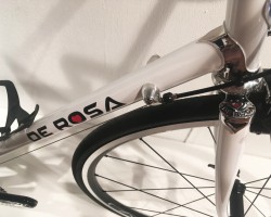 NUOVO CLASSICO(ヌーボクラシコ)<br />伝統のラグ付クロモリモデルは基本設計に変更無く、今回展示が無かったNEO PRIMATOも含めてクロモリモデルはデローザの大事な伝統として今後も変わることなく作り続けていくということでした。ロゴはしっかり新しくなってます。