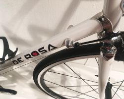 NUOVO CLASSICO(ヌーボクラシコ)<br />伝統のラグ付クロモリモデルは基本設計に変更無く、今回展示が無かったNEO PRIMATOも含めてクロモリモデルはデローザの大事な伝統として今後も変わることなく作り続けていくということでした。ロゴはしっかり新しくなってます。