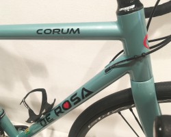 CORUM Disk(コラム ディスク)<br />極薄軽量クロモリパイプを使用したディスクブレーキモデル。設計に大きな変更無く、カラーとロゴは新しくなりました。Black Label対応モデルなので納期は途方もなく掛かりますがジオメトリーのオーダーも可能です。<br />写真のカラーはSky Blue Glossy