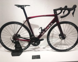 IDOL Disk(アイドル ディスク)<br />IDOLはディスクブレーキ専用でケーブル類フル内蔵にモデルチェンジ。シートピラーもセミエアロ形状の専用品が付属。R7000仕様完成車とフレーム販売有り。<br />完成車定価464,400円・フレーム定価321,840円(いずれも税込)<br />写真のカラーはRed Ruby Glossy